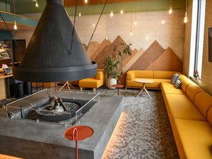 【ラウンジ】暖炉に薪をくべて火の温もりを感じながら1950・60年代のジャズ聞き、お寛ぎください