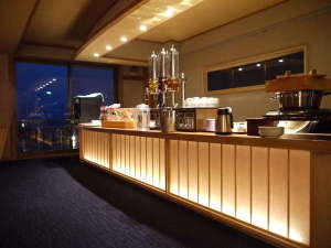 ラウンジ内のドリンクカウンターサービス