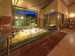 ゆったりと寛げる露天風呂と内湯