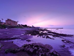 海辺に佇む全17室の小さな宿です。