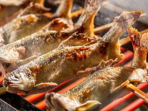 【夕食】ライブキッチン 旬の川魚の塩焼き 焼き立ては身がふっくら。