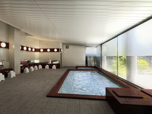 男性大浴場(2025年12月リブランドOPEN)草津随一の湧出量を誇る「万代鉱源泉」100%かけ流しです