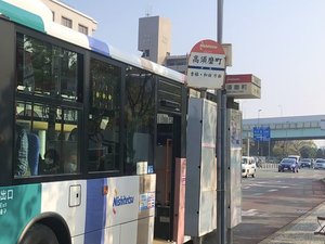 歩いてすぐの所に西鉄バス、高須磨町バス停あり！