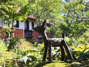 *【玄関前】高原の風が吹き抜け、季節の移ろいをゆっくり眺められる人気のテラスです。