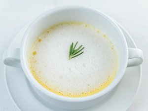 ご夕食コース一例:山梨県産ゴールドラッシュの冷製スープ ローズマリーミルクのカプチーノ仕立て