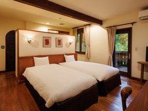 デラックスルームB/オオルリ ベッドスペース裏に洗面台と、浴室スペースがございます。