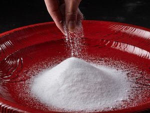素材の味を活かすためのポイントは塩です。