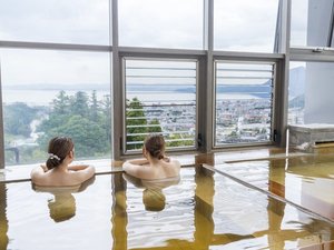源泉かけ流しの天然温泉100%。絶景とともにご堪能いただけます。