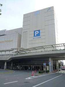 【駅ビル駐車場】16:00〜翌朝10:00まで1100円。※23:30〜翌朝6:30まで入出庫不可。