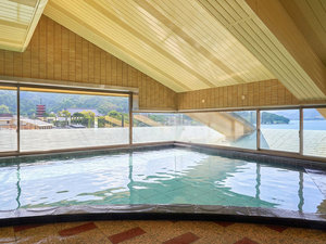 【大浴場 浦島】絵画のような海を望む広々とした湯船。サウナも備えた空間で心癒やされるひとときを。