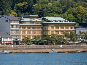 【外観】宮島桟橋から徒歩3分。海風を感じる絶好のロケーションでお迎えいたします。