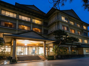 【外観】宮島桟橋から徒歩3分。海風を感じる絶好のロケーションでお迎えいたします。