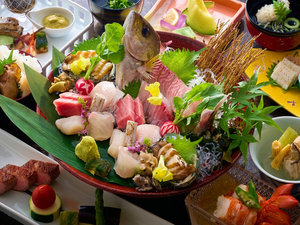 【食べ比べ会席】山海の高級食材である「あわび」「イセエビ」「広島牛」を一度に味わえる豪華会席。