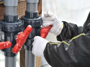 源泉パイプで湯量調整して快適な湯温にします(加水・加温は一切しておりません)