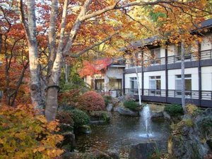 紅葉の中の陽竜庭