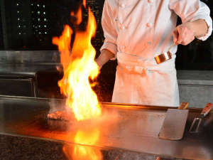 21階鉄板焼天燈ではシェフが店内で火入れを行います