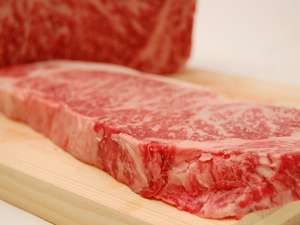 当館は、熊本県産の良質な「あか牛」を使用。脂肪分が少なく、やわらかな肉質が人気です。