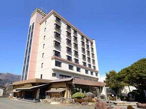 阿蘇の中心部、内牧温泉に建つ二番館長崎屋。一番館、二番館は徒歩約2分程度の場所にあります。
