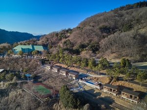 [�O��]�Y��ȎR�X�Ɉ͂܂�A�L���Ȑ��Ɍb�܂ꂽ���R���钁���B