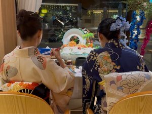 着物を着てお食事がお召し上がりいただけます。