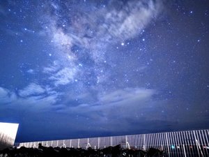 しゃにしゃに星空ツアー:島内唯一の光害に配慮した全館照明。満天の星空を浮かび上がらせます。