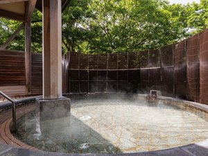 【温泉露天風呂】樹齢250年の秋田杉の矢倉と総檜で作られた温泉露天風呂