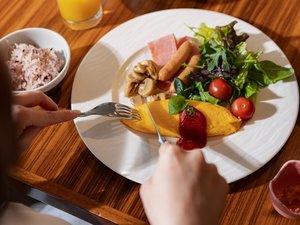シェフが目の前で調理するオムレツや種類豊富なサラダバーが人気。