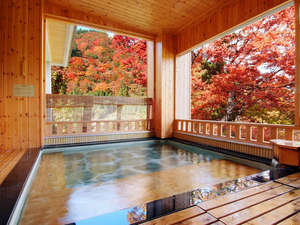 *婦人大浴場「桂姫の湯」露天風呂（秋）。紅葉を眺めながらの湯浴みは、まさに至福のひととき！