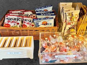 駄菓子コーナーにて懐かしのお菓子をそろえております。