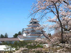 【鶴ヶ城】春には桜の名所。難攻不落の名城とうたわれた城の佇まいは圧巻です。