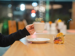 【ナイトラウンジ】Wi-Fi・電源完備で一人でのご利用もおすすめ。ゆったりと物思いにふける夜を。