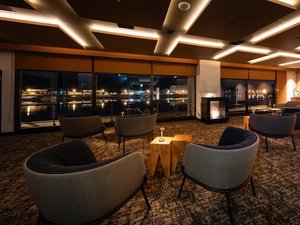 ���E���W