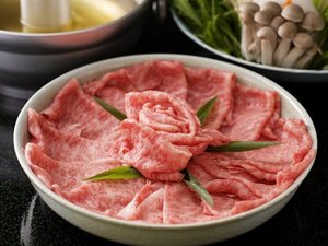 丹波牛極上ロース肉を宿秘伝の自家製ポン酢、胡麻ダレでどうぞ
