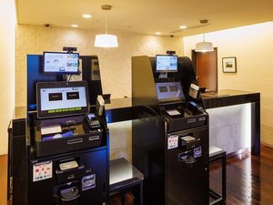 セルフチェックインシステムでチェックインいただきます。ご不明点があればスタッフがお手伝いいたします。