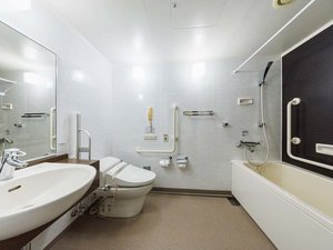 【ユニバーサルツイン】車椅子の方にもご利用いただけるよう、広めのバスルームをご用意しております。