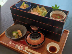三段重箱弁当 お部屋にお届けいたします。