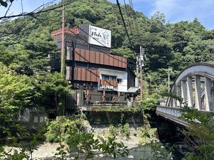 当館すぐ横の旭橋の袂からは早川が見れます