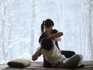 【タイ式マッサージ】お部屋で施術を受けられるマッサージは、疲労改善や心身のリラクゼーションにおすすめ