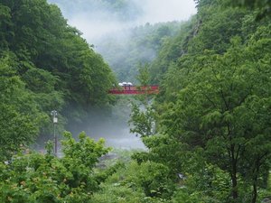 赤い吊り橋が霧に包まれる幻想的な風景が見られることも