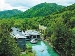 【外観】森に佇む佳松御苑と池庭