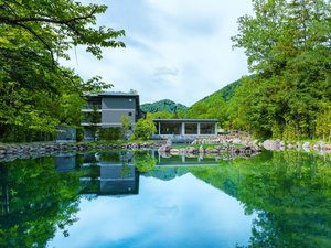 【外観】先代から受け継いだ庭園と大きな池泉のある宿