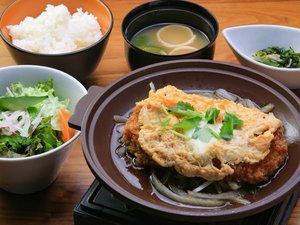 【夕食付プラン】熱々!陶板かつ煮膳 藤沢野菜サラダ・お浸し・ご飯・味噌汁付