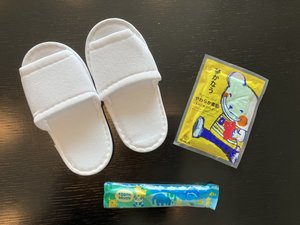 【キッズアメニティ】アメニティバイキングにて、こどもスポンジこどもスリッパ、こどもハブラシをご用意。