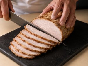 兵庫県産ブランド豚「八鹿豚」を香ばしく焼き上げたローストポーク ※イメージ