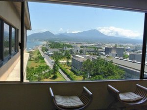 8階エレベーターホールから望む、雄大な大山。
