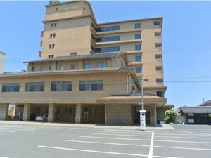 平面駐車場60台完備。ホテル目の前で便利にご利用いただけます。