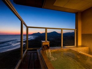 15室限定の露天風呂付き客室。好きな時間に何度でも温泉を満喫。