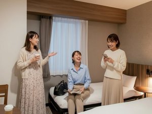 【ダブルルーム】ダブルベッドの他、ソファベッドも設置しており3名様のご宿泊も可能です