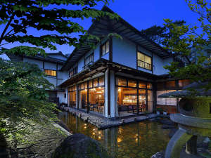 【外観】ロビーの外側には日本旅館の風情漂う中庭がございます。