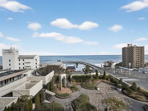 【中庭】3階に広がる開放的なスカイテラス。